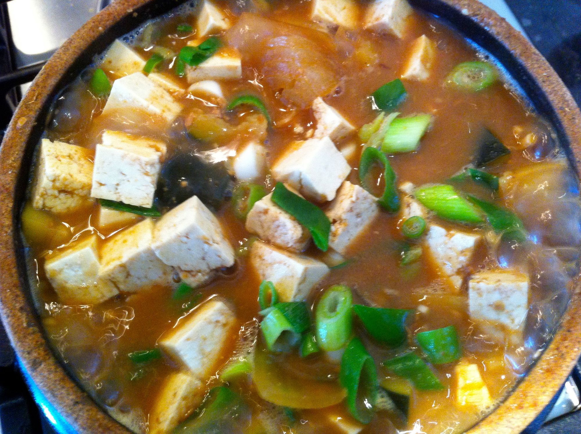 Recetas coreanas] Doenjang jjigae, una sopa que combina perfectamente con  carne 