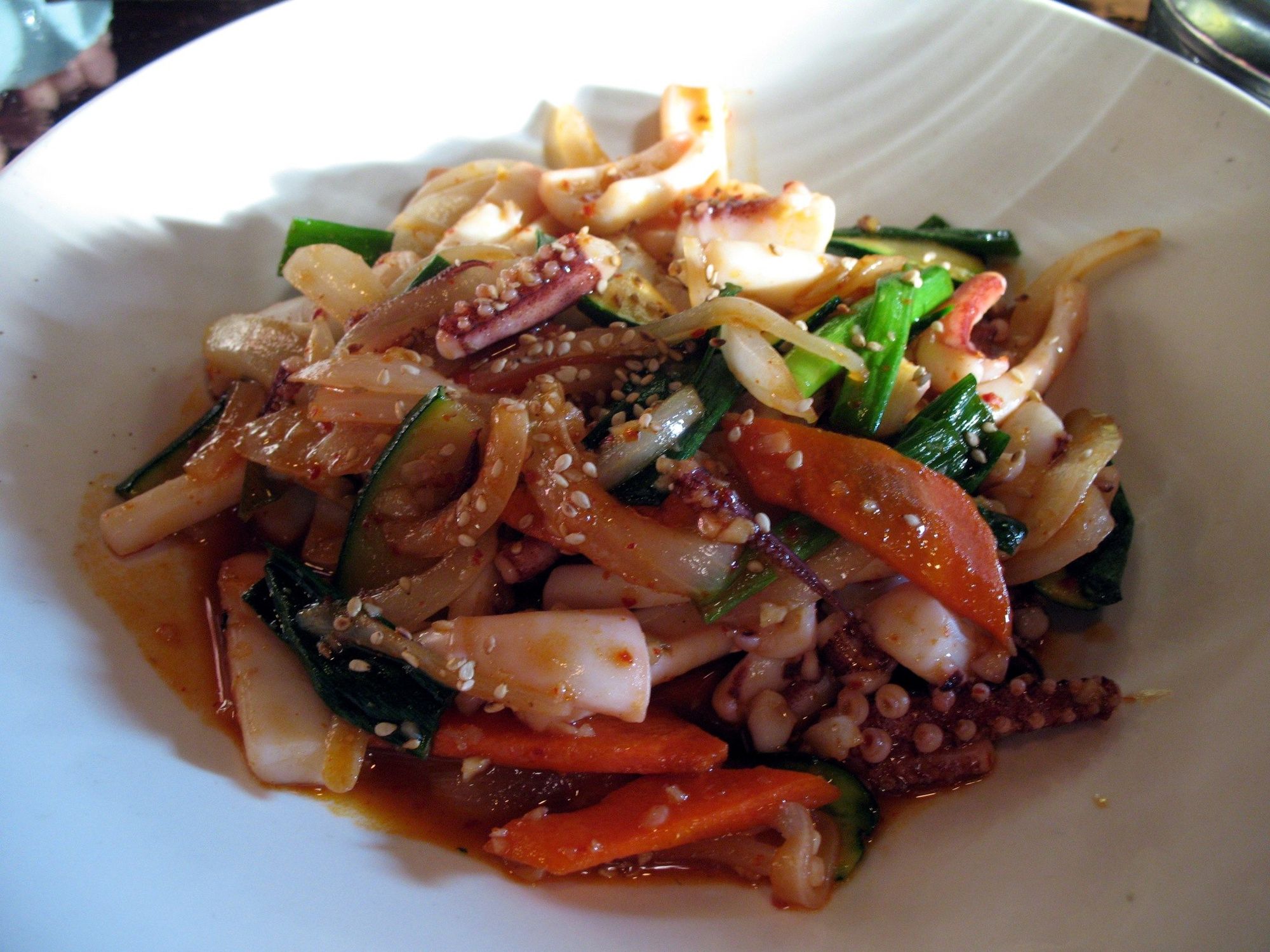 Receta fácil de Ojingeo Bokkeum: Pulpo salteado a la coreana con verduras y salsa de soja