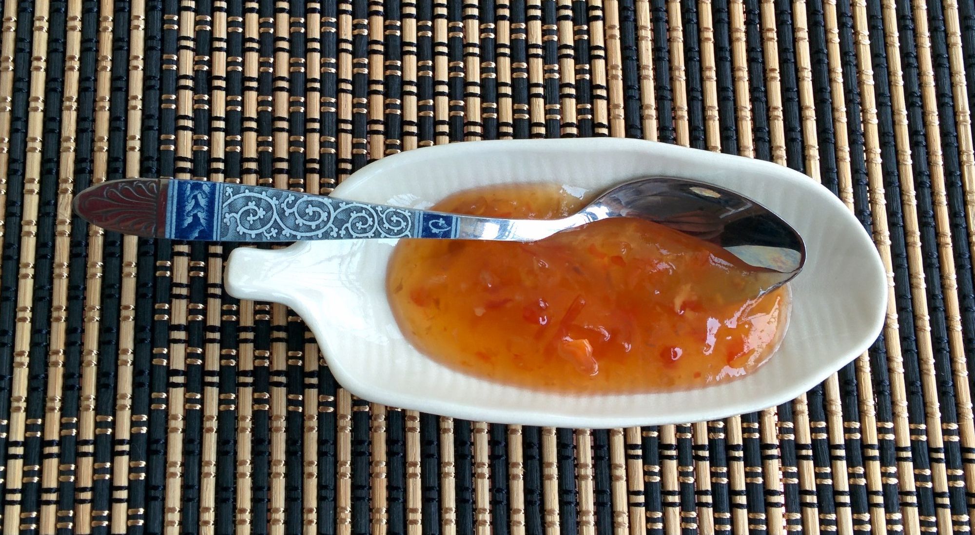 Descubre el sabor agridulce de la salsa de chile dulce y cómo se