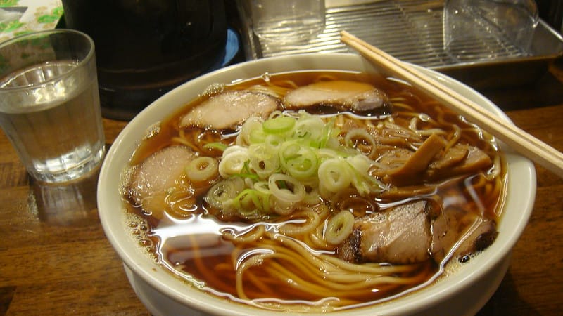 Cómo hacer sopa japonesa con setas y langostinos