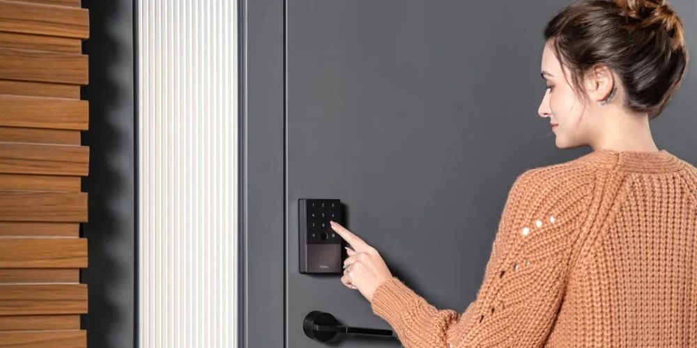 Foto de una mujer utilizando la cerradura inteligente