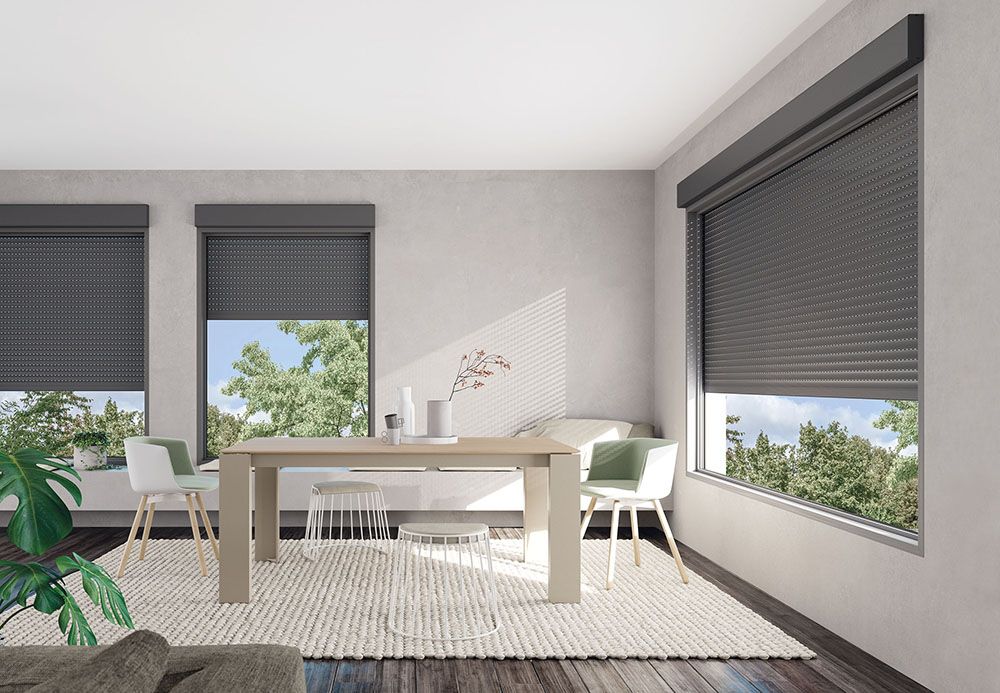 Foto de un salón donde en las ventanas se pueden ver persianas