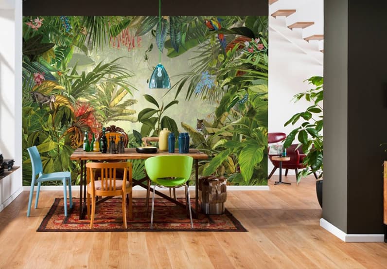 Pared del salón decorada con papel pintado