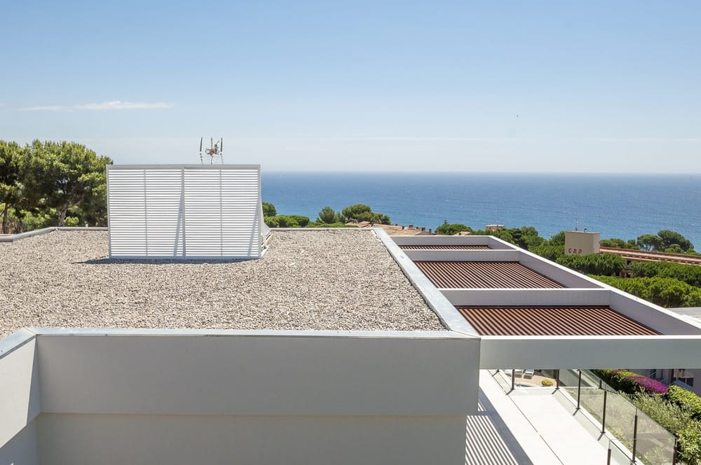 Cubierta de una casas con piedras