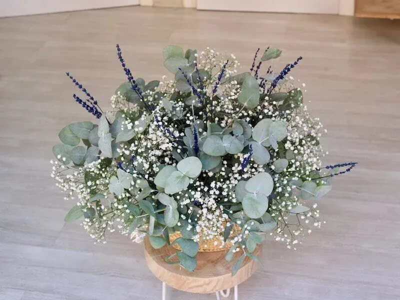 Arreglo floral con eucalipto y paniculata blanca