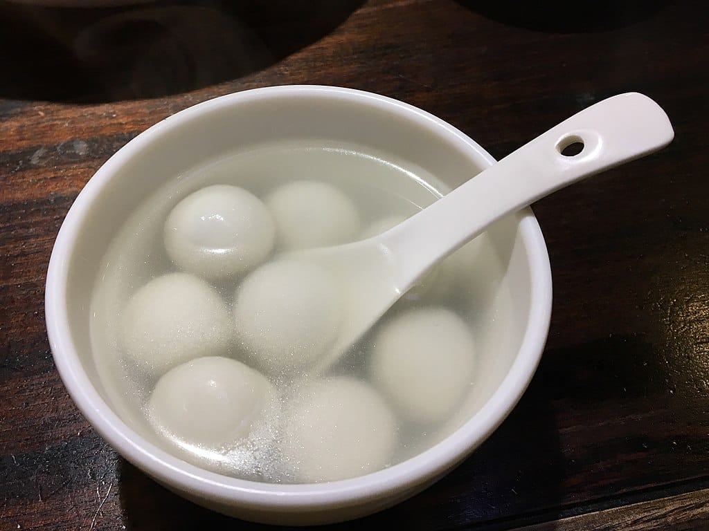 Tangyuan bolitas de arroz glutinoso rellenas de nueces y semillas de sésamo negro