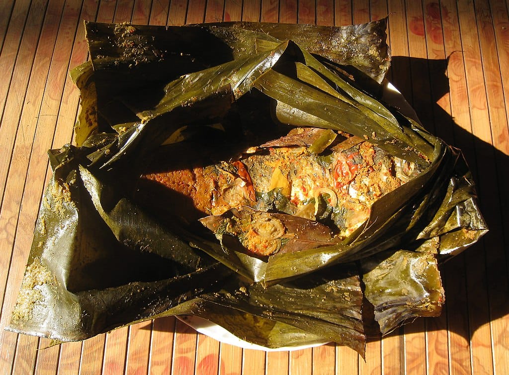 Pepes ikan, el pescado envuelto en hojas de plátano al vapor