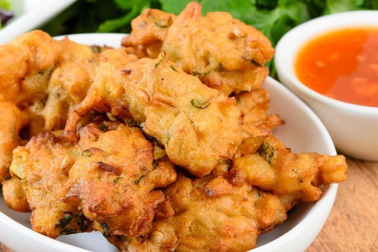 Tortitas de maíz al estilo tailandés con pepinos encurtidos