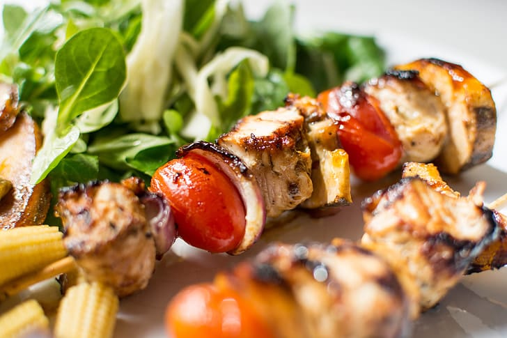 Brochetas de pollo tikka con ensalada india