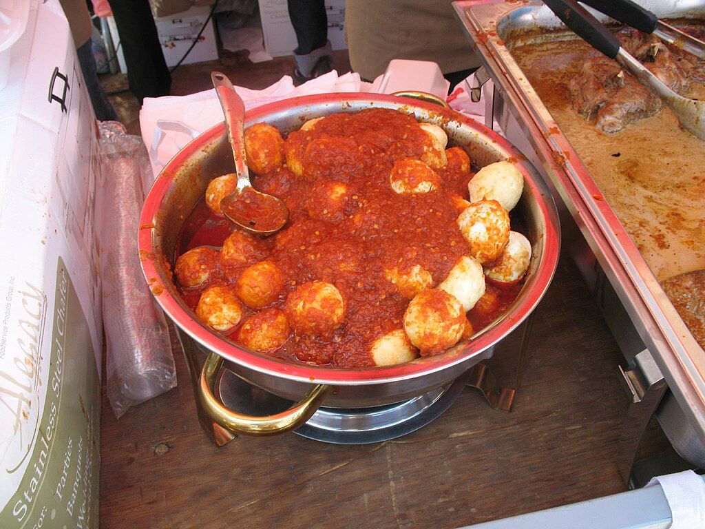 Cómo hacer Telur Balado, una receta de huevos con salsa picante de chile
