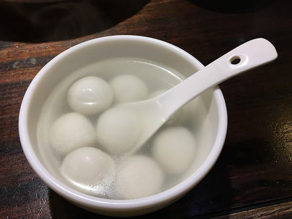 Tangyuan bolitas de arroz glutinoso rellenas de nueces y semillas de sésamo negro