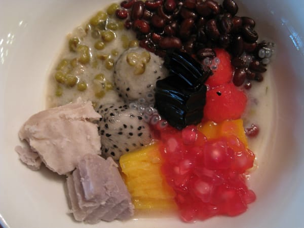 sương sáo hạt é, un postre vietnamita de gelatina y semillas de loto
