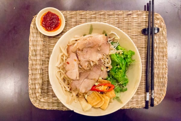 Cao Lầu vietnamita, un plato de fideos con cerdo y verduras