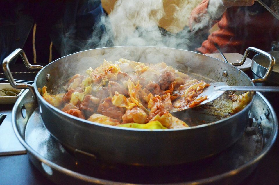 Cómo hacer Dak galbi: la deliciosa especialidad coreana de pollo especiado