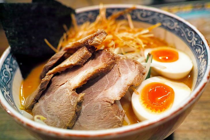 Sopa Japonesa de huevo y cerdo al curry: un plato perfecto y fácil de preparar