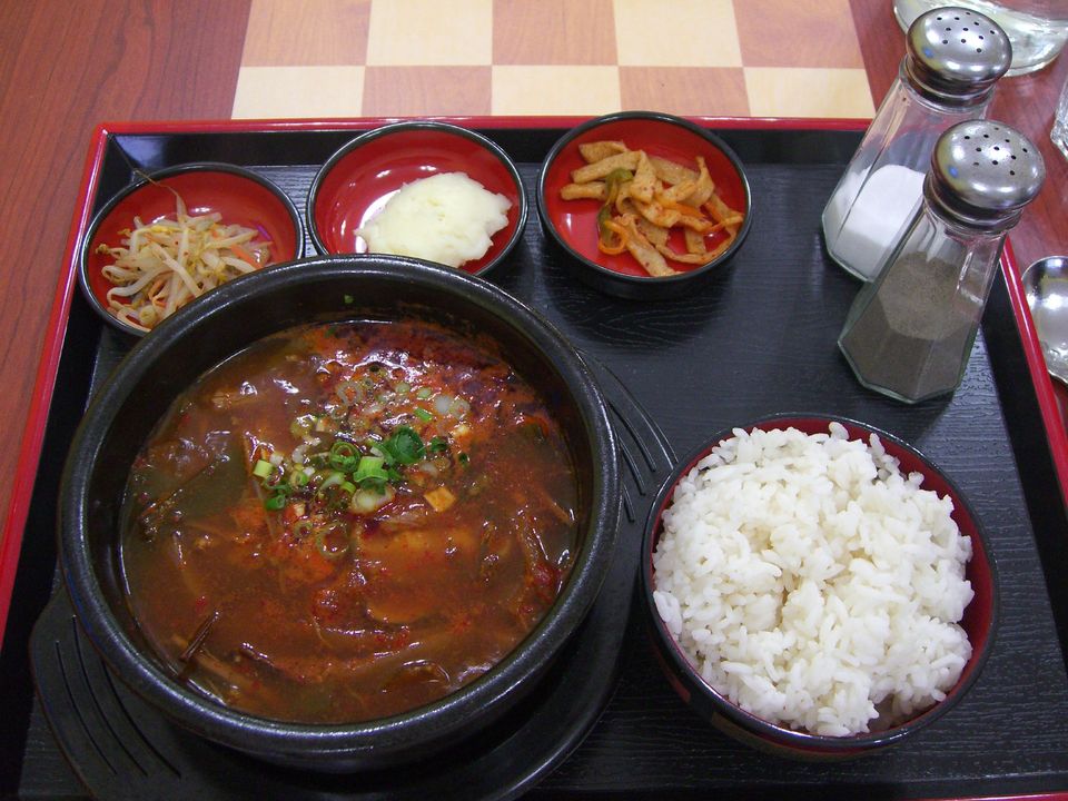 Receta fácil de Yukgaejang: sopa picante de ternera coreana