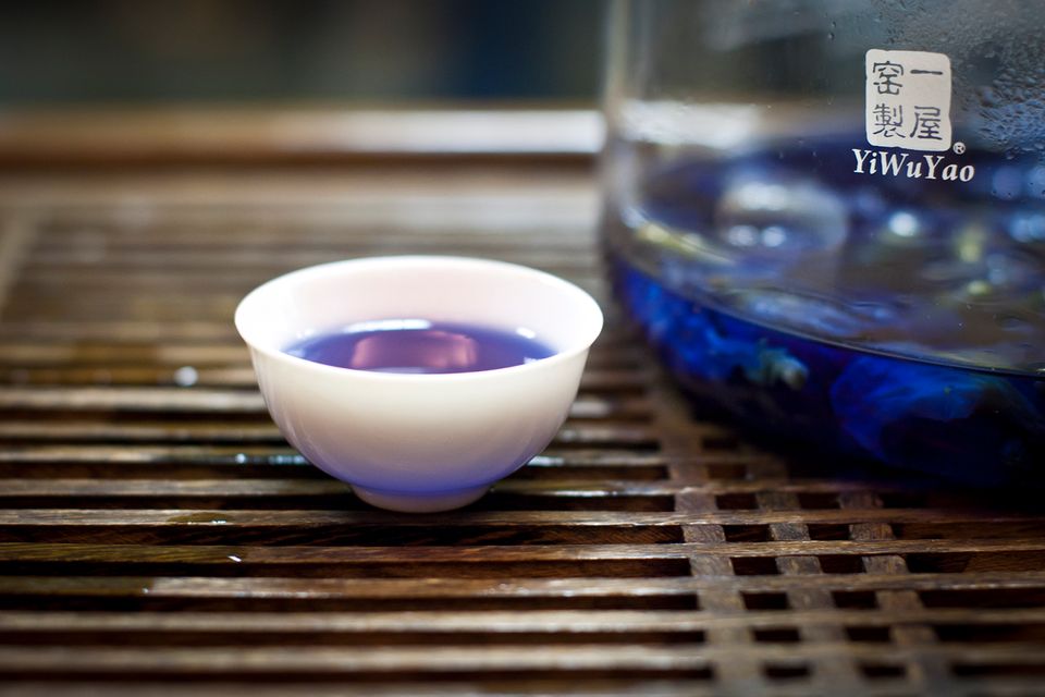 Cómo preparar Nam Dok Anchan, el té tailandés que cambia de color