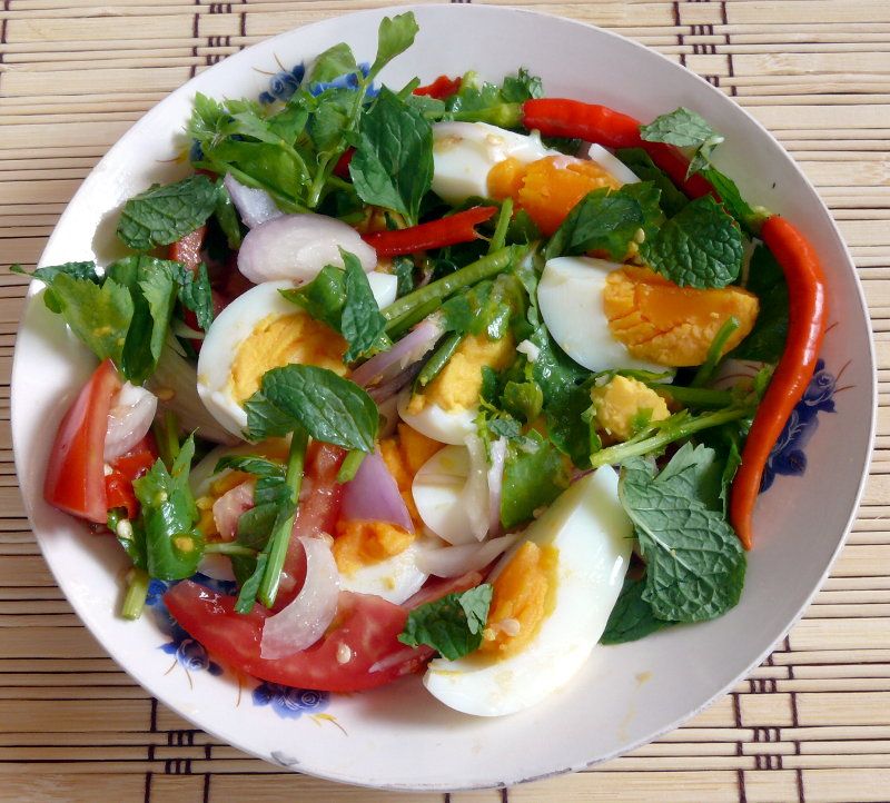 ensalada de huevo tailandesa picante - Yum Kai Tom