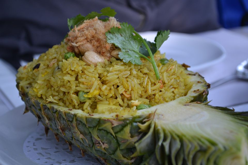 Una piña rellena con arroz frito tailandés