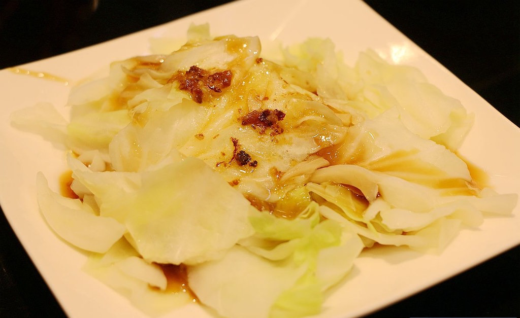 Un plato de repollo salteado con salsa de pescado