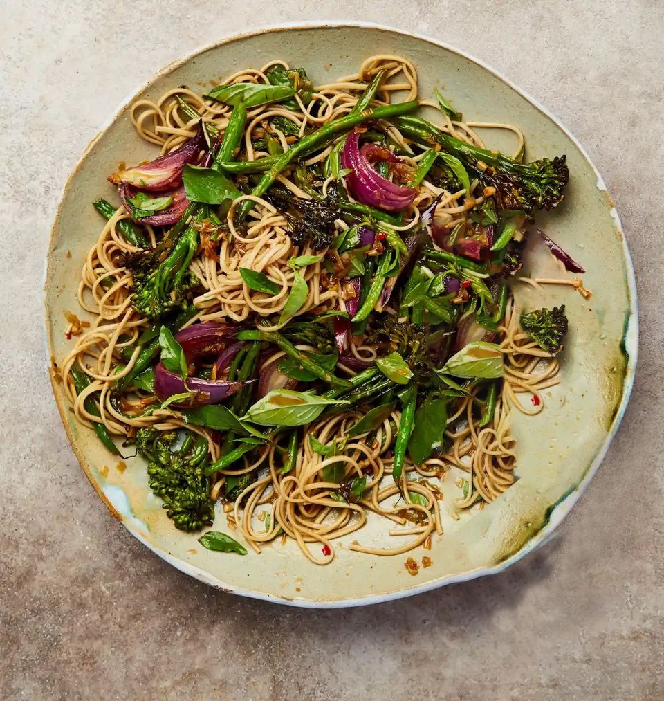 Ensalada de broccolini y fideos soba con aderezo de wasabi y sal de jengibre