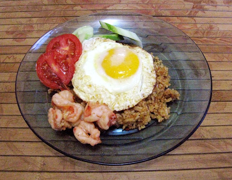 Arroz arcoíris con gambas y huevos fritos