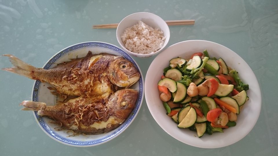 Pescado frito con cúrcuma al estilo tailandés