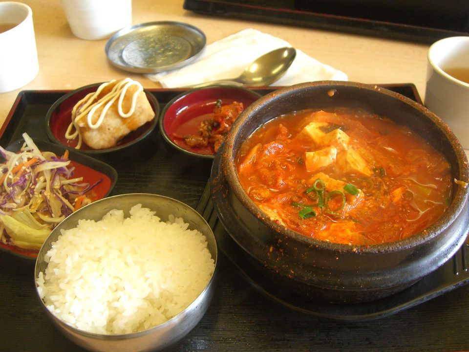 Estofado de kimchi con cerdo y tofu