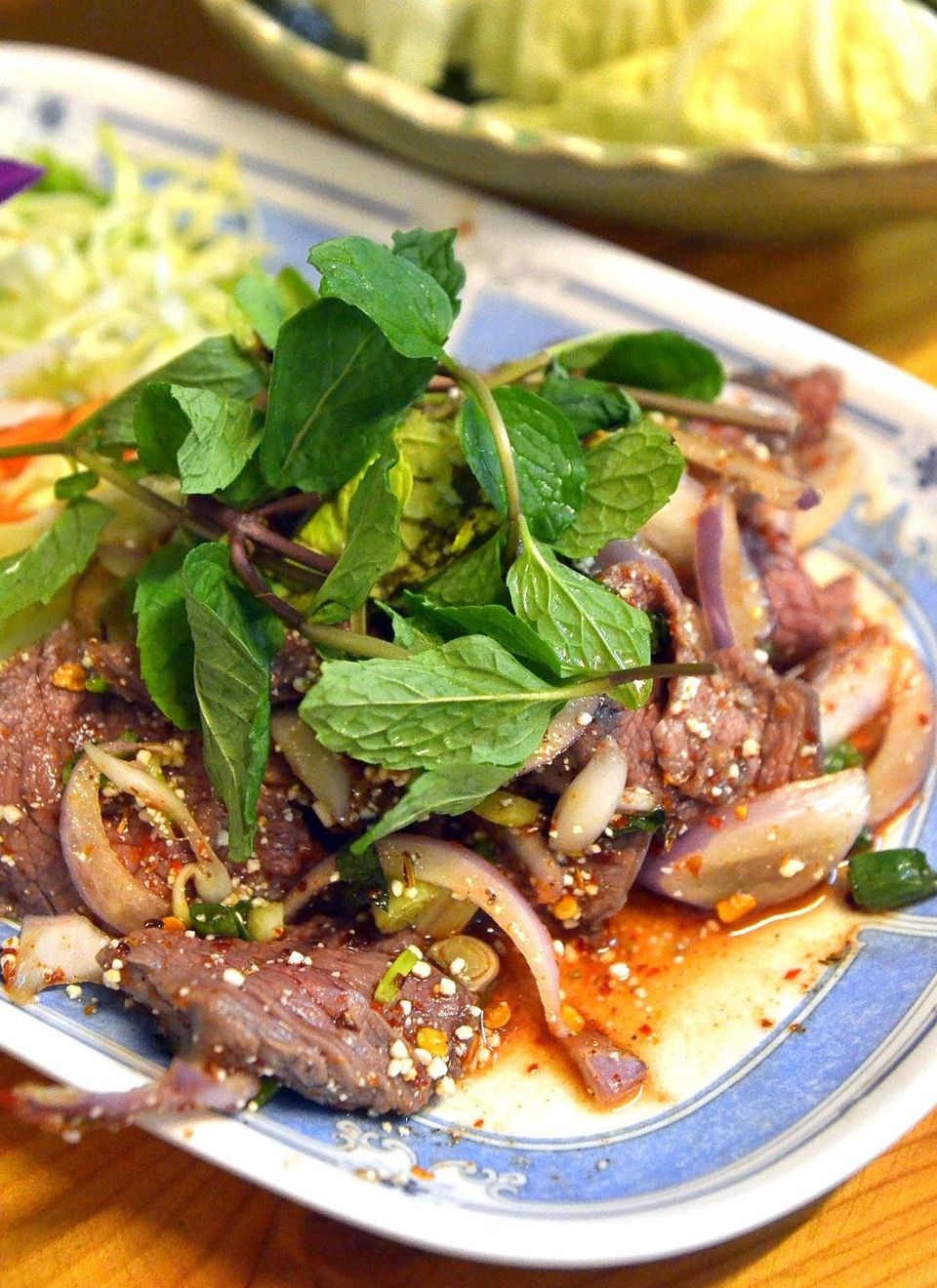 Ensalada de ternera a la parrilla al estilo tailandés