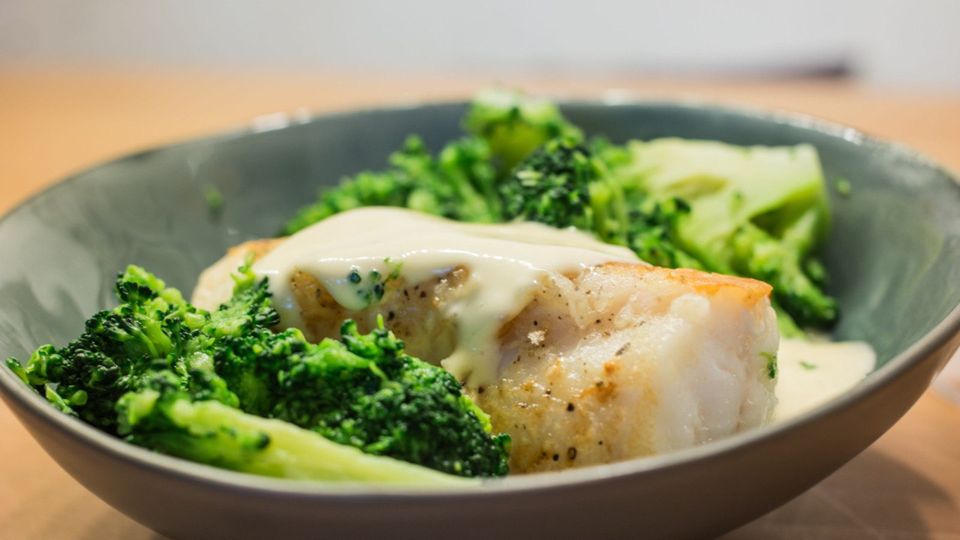 Plato de pescado con broccolini