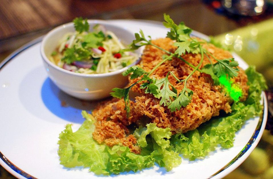 Yam Pla Dook Foo: ensalada de bagre crujiente y mango verde al estilo tailandés