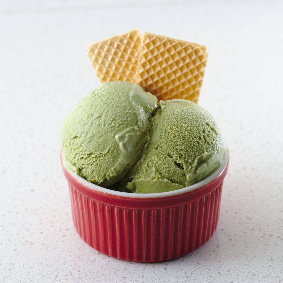 Helado de té verde en una tarima con dos galletas