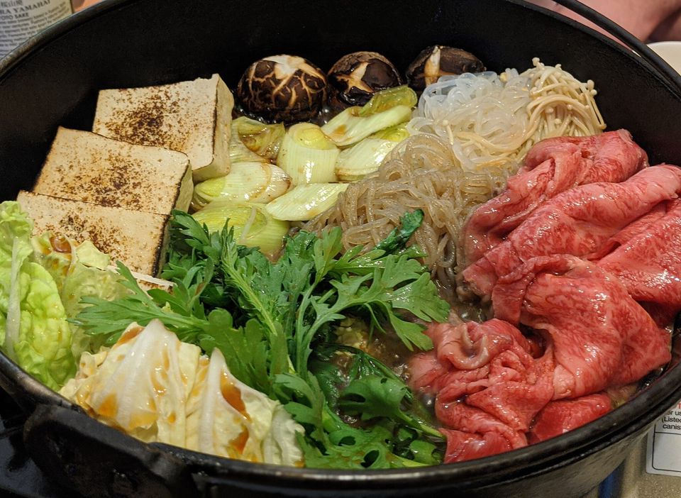 Sukiyaki, el plato japonés que se cocina y se come en la mesa