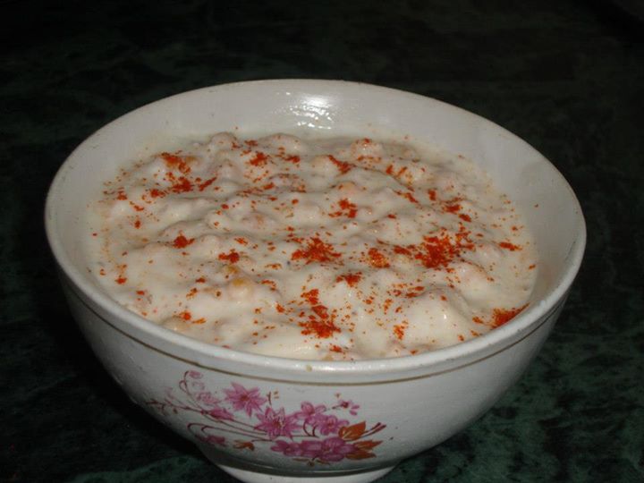 Boondi raita, salsa de yogur y bolitas fritas de la India