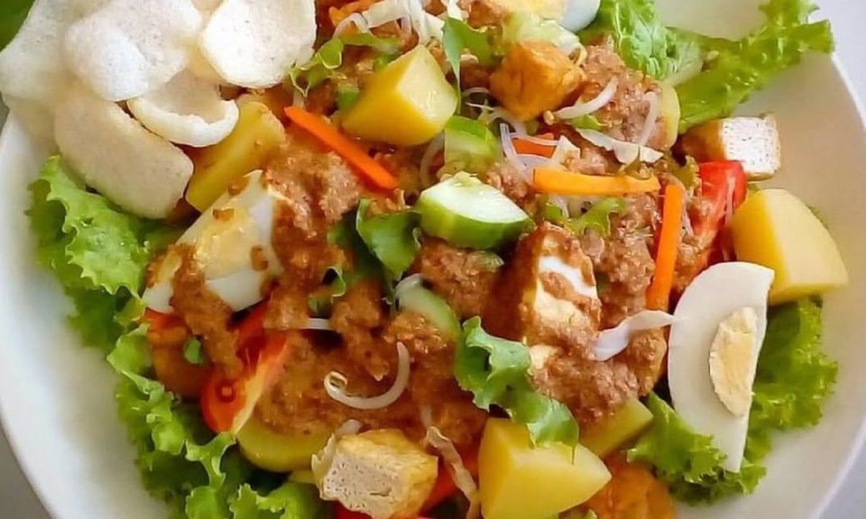 gado gado, ensalada de verduras con salsa de cacahuete