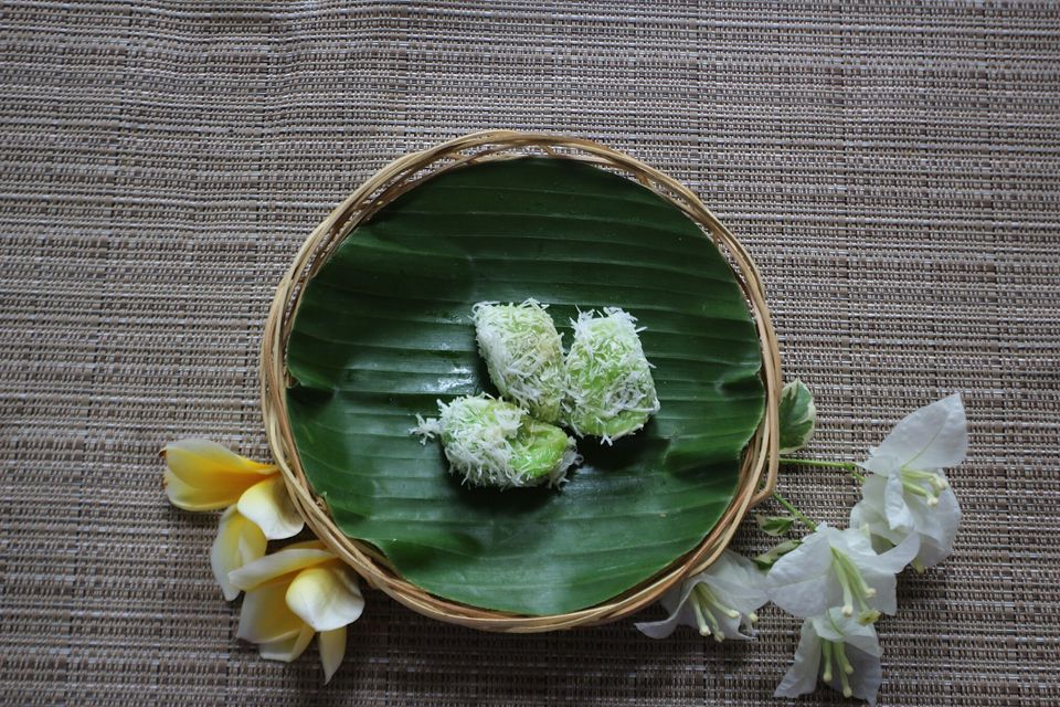 Klepon, bolitas verdes rellenas de azúcar de palma de Indonesia