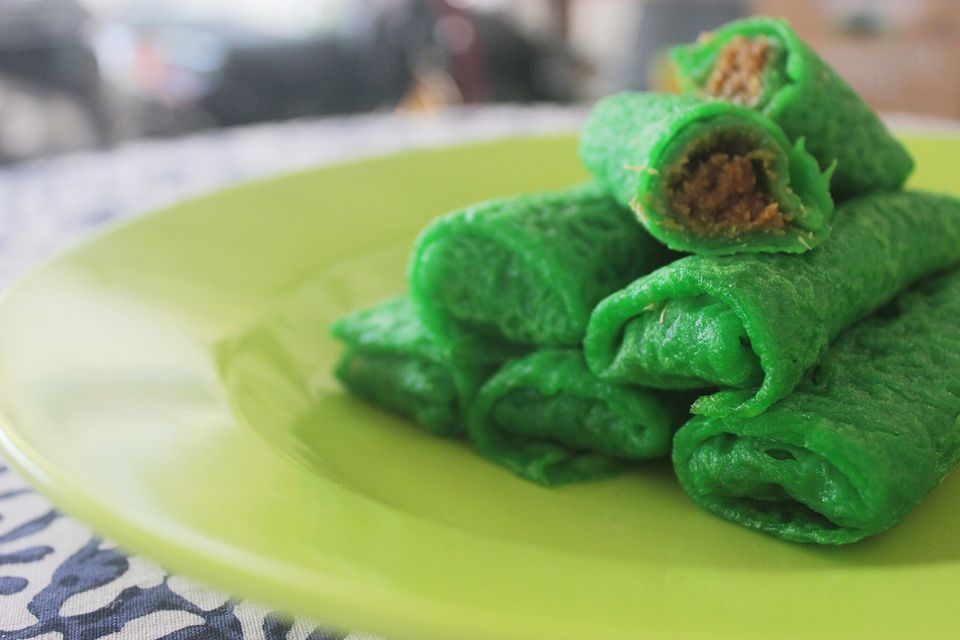 Dadar gulung, el crepe verde con relleno de coco y caramelo de Indonesia