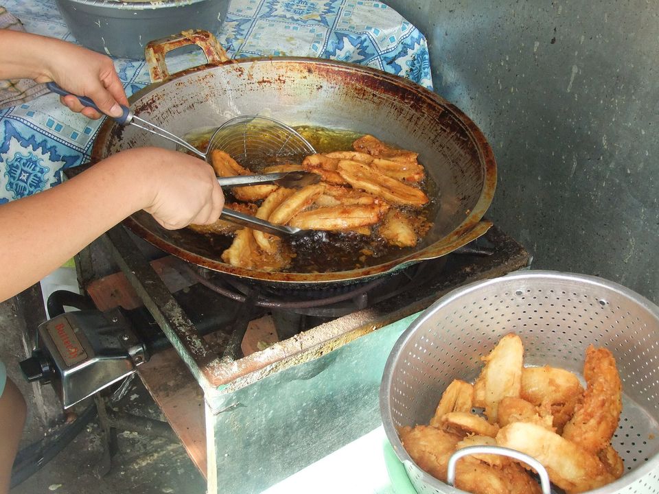 Pisang goreng, los plátanos fritos con miel y sésamo de Indonesia