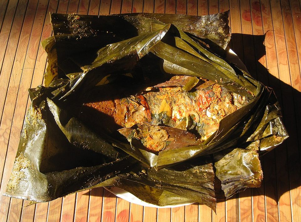 Pepes ikan, el pescado envuelto en hojas de plátano al vapor