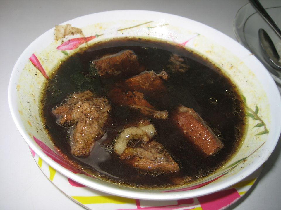 Rawon, la sopa de carne con nuez negra de Indonesia