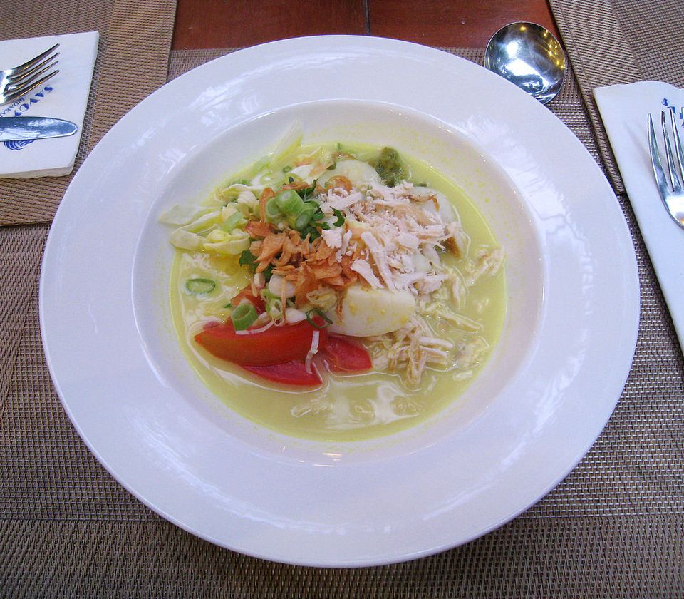 Soto Ayam: sopa de pollo con fideos de arroz y verduras