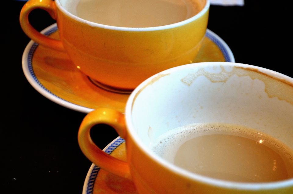 Café chino con té en una taza de color naranja