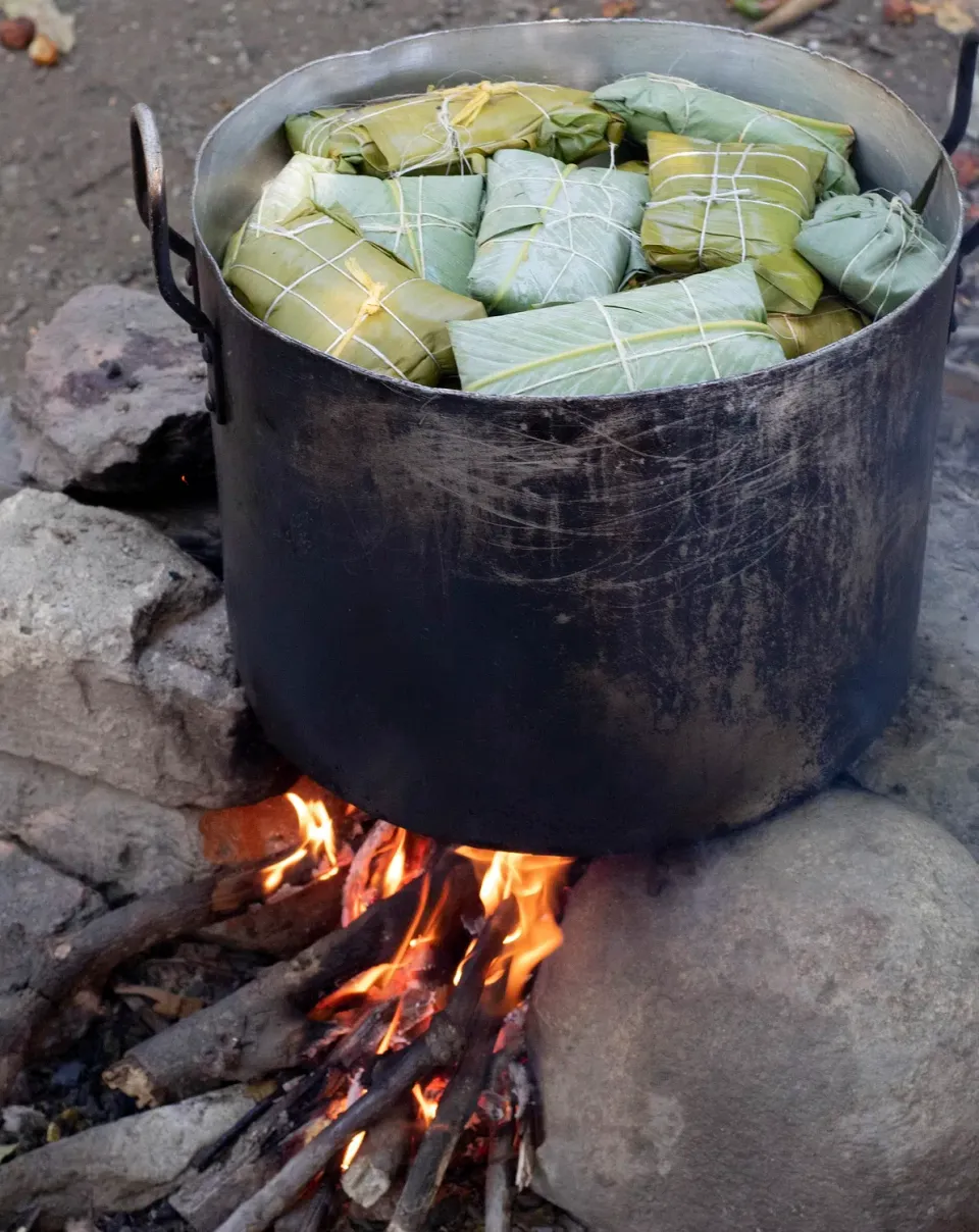 Nagasari Yogjakarta, pastel de plátano envuelto en hoja de plátano de Indonesia