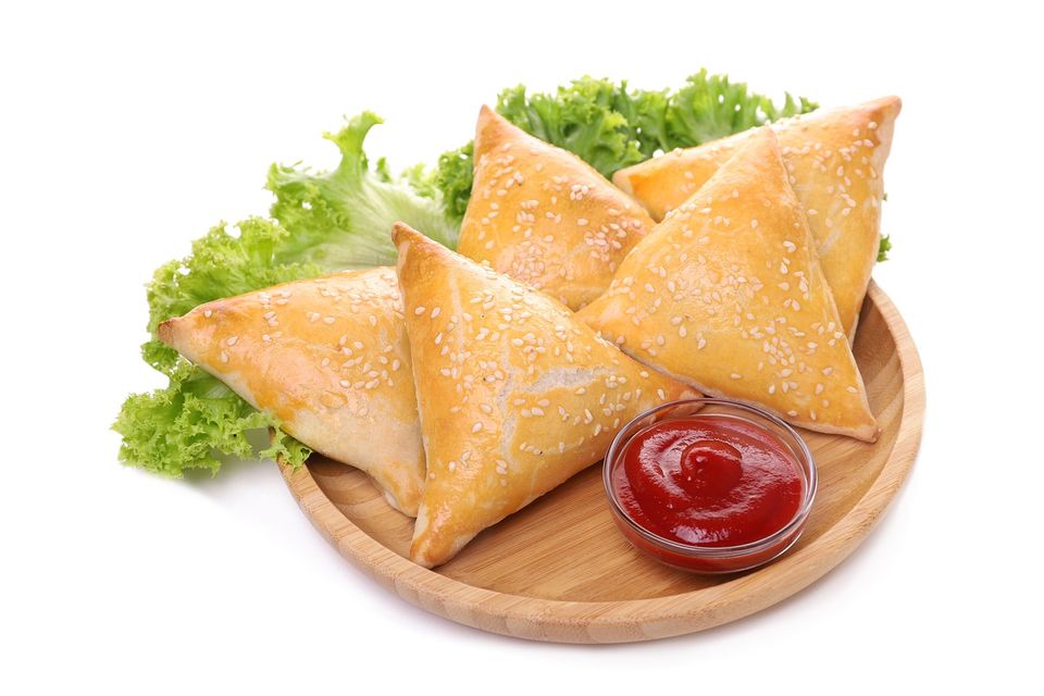 Samosas, empanadillas con forma triangular rellenas de verduras