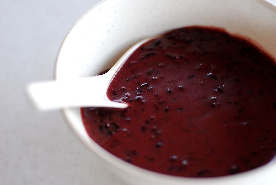 Bubur ketan hitam, un postre de arroz negro con leche de coco