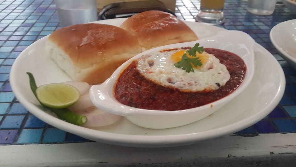 Keema pav, guiso de carne picada con pan al estilo indio