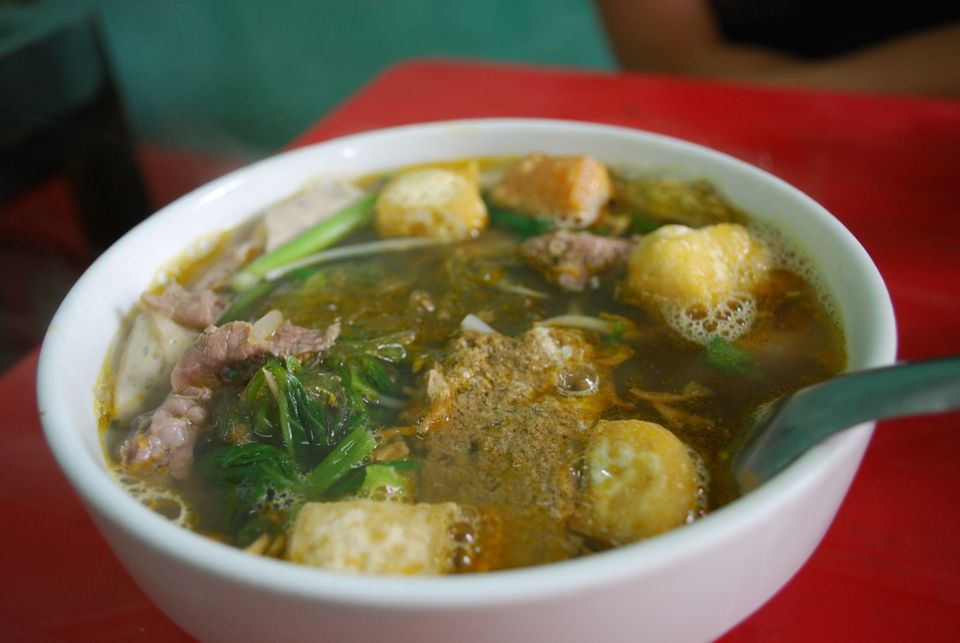 Bun rieu cua, una sopa vietnamita de fideos y cangrejo