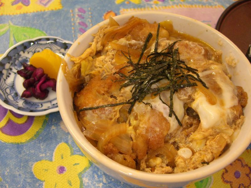 katsu don, plato de arroz con pollo empanado