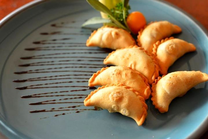 Cómo hacer Gujiya, un dulce indio de coco y frutos secos