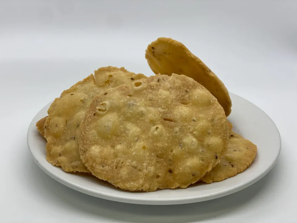 Ajwain puri, pan indio frito con semillas de alcaravea